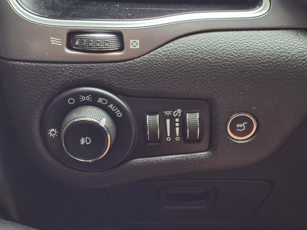 Used 2019 Jeep Cherokee Limited w/ Luxury Group image 19