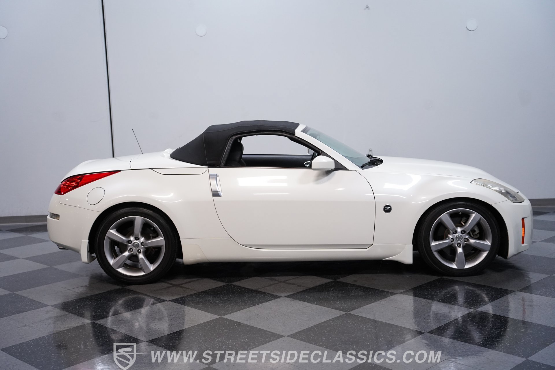 Used 2007 Nissan 350Z Touring RWD image 12