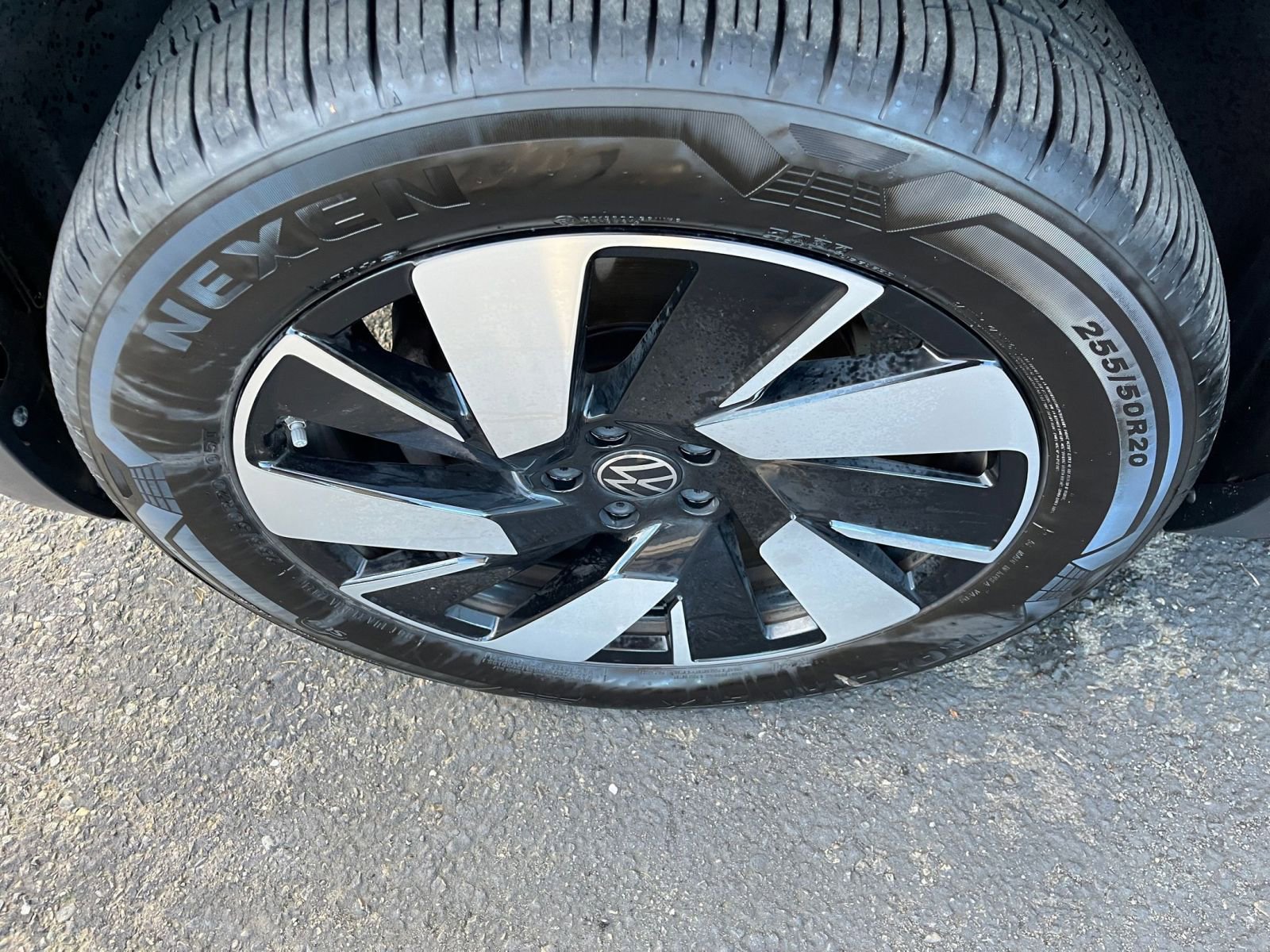 Used 2025 Volkswagen Atlas Cross Sport SE image 30