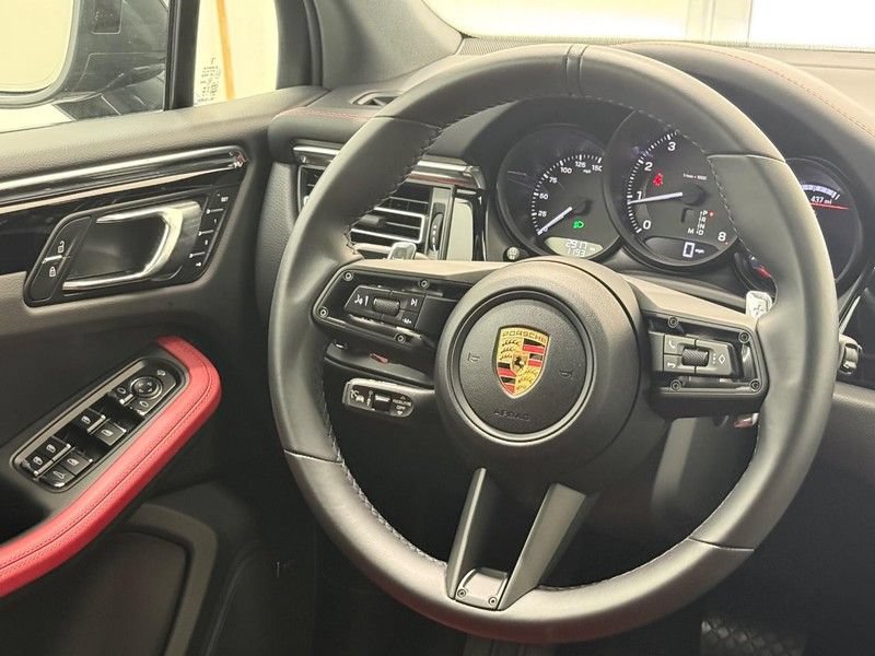 Certified 2025 Porsche Macan AWD/4WD image 15