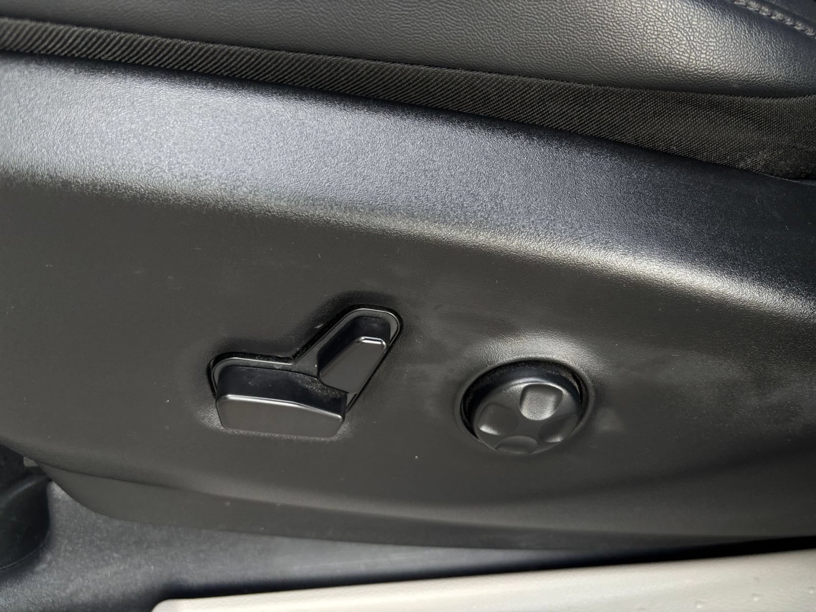 Used 2024 Chrysler Pacifica Touring-L FWD image 21