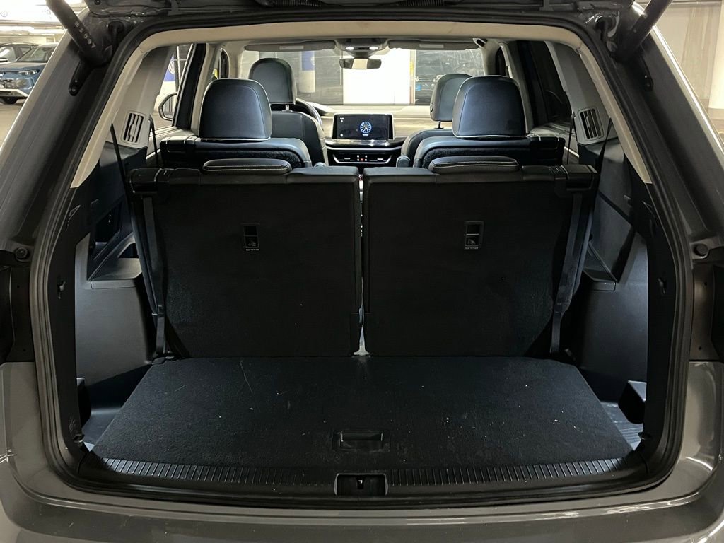 Certified 2025 Volkswagen Atlas SEL Premium R-Line image 40