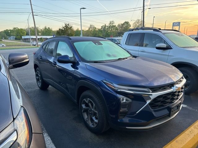 Used 2024 Chevrolet Trax LT w/ Sunroof Package FWD image 13