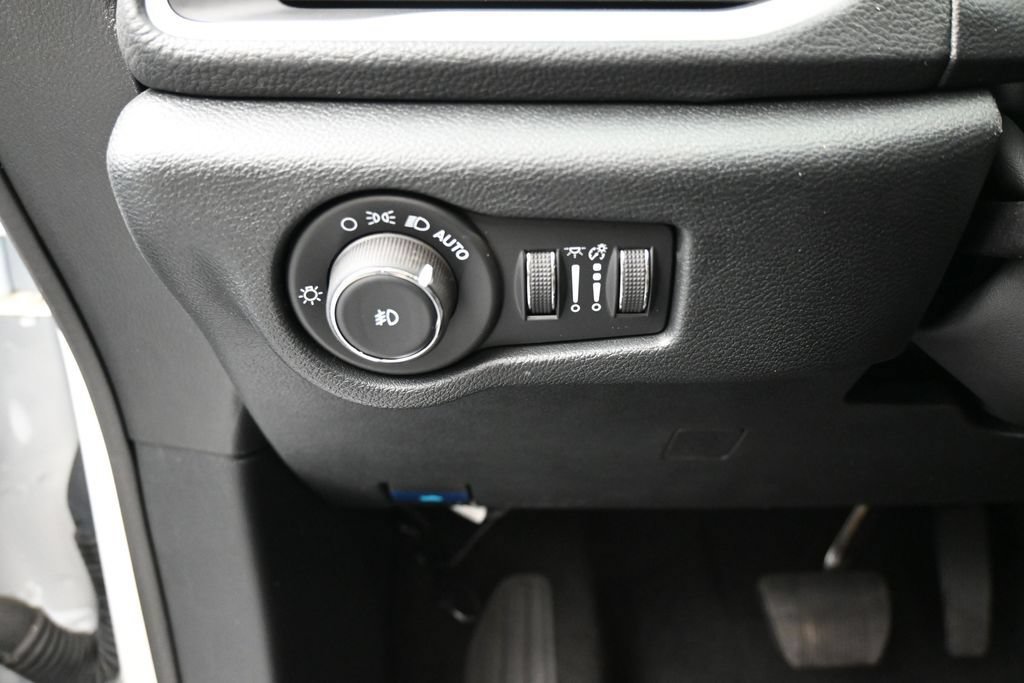 Used 2025 Chrysler Pacifica Select FWD image 14