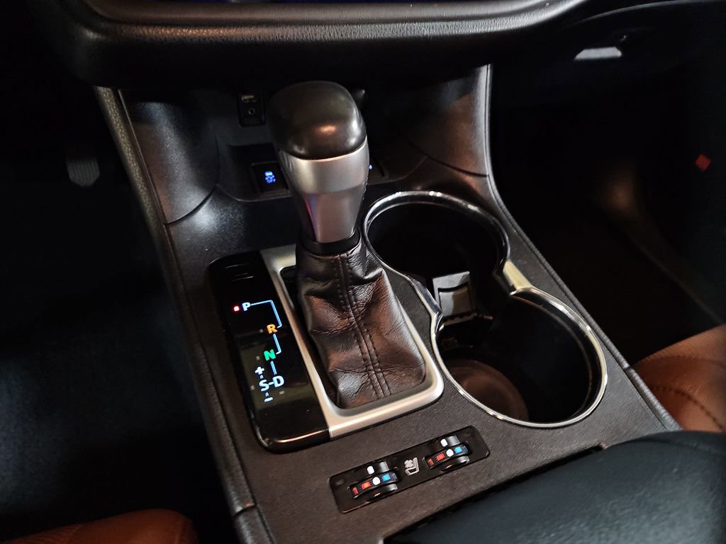 Used 2019 Toyota Highlander Limited AWD/4WD image 16