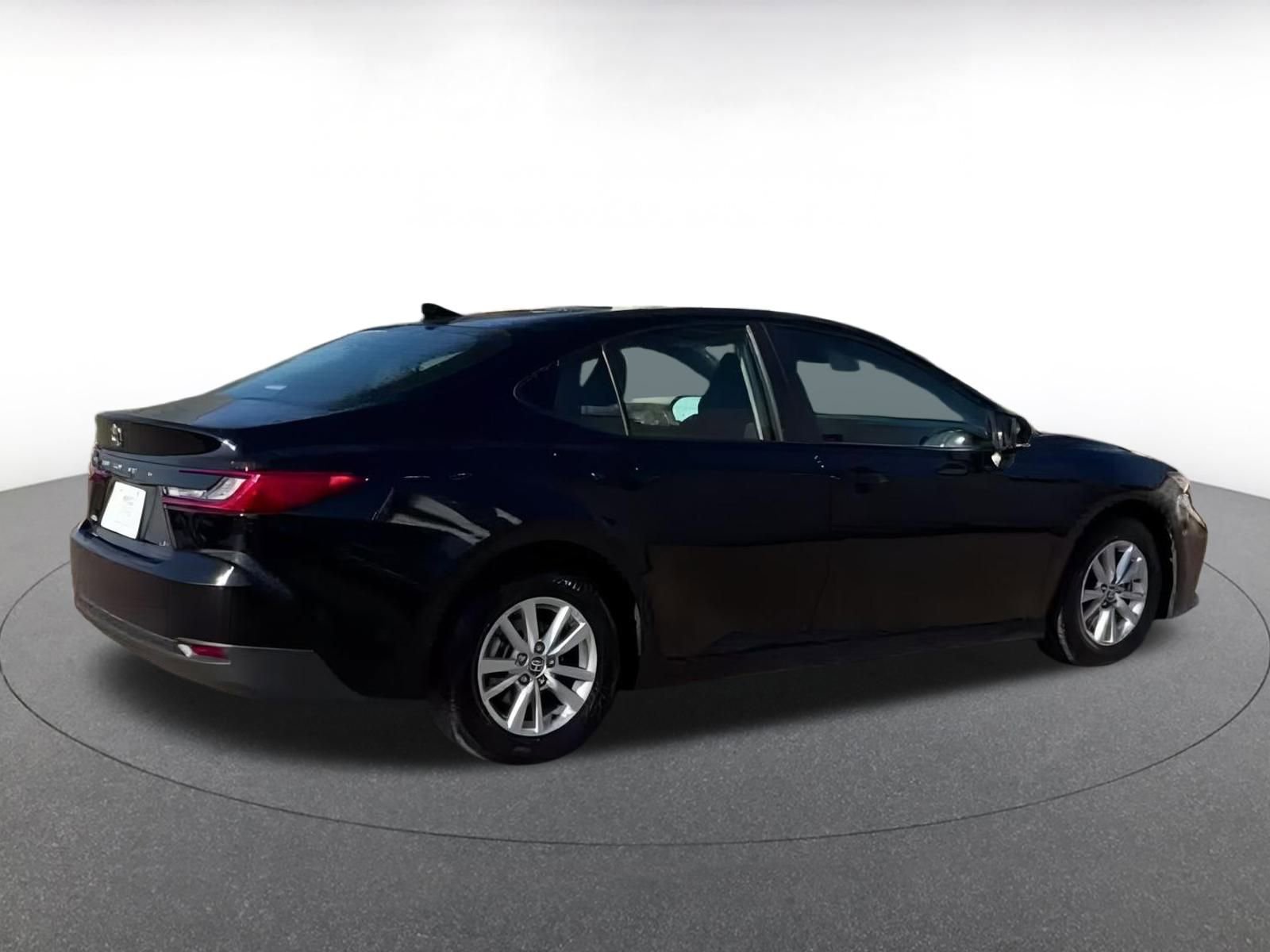 Used 2025 Toyota Camry LE image 9