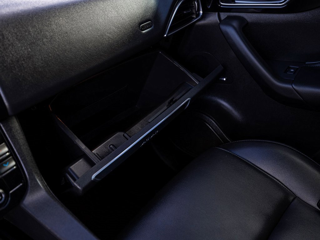 Used 2020 Jaguar F-PACE Premium image 17