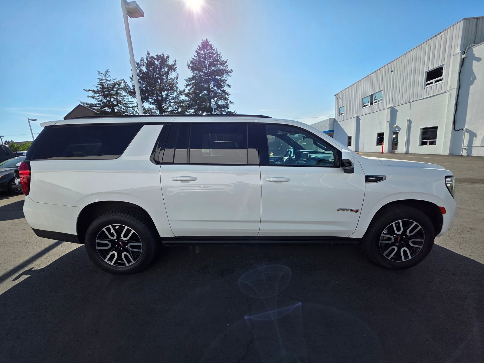Used 2021 GMC Yukon XL AT4 w/ AT4 Premium Package AWD/4WD image 4