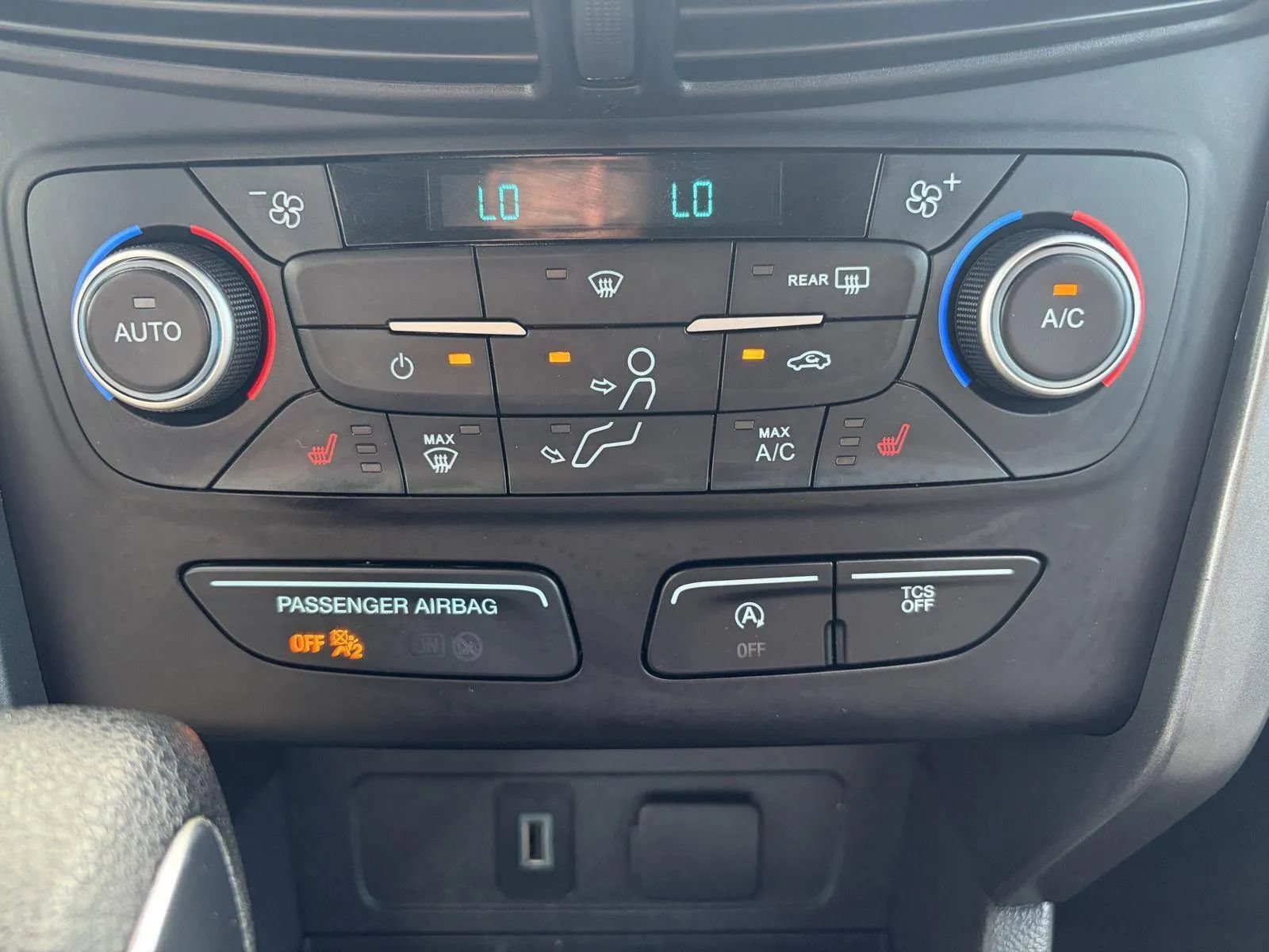 Used 2018 Ford Escape SE w/ SE Sync 3 Package AWD/4WD image 22
