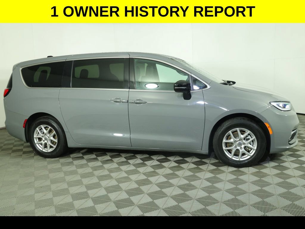 Used 2025 Chrysler Pacifica Select FWD image 2