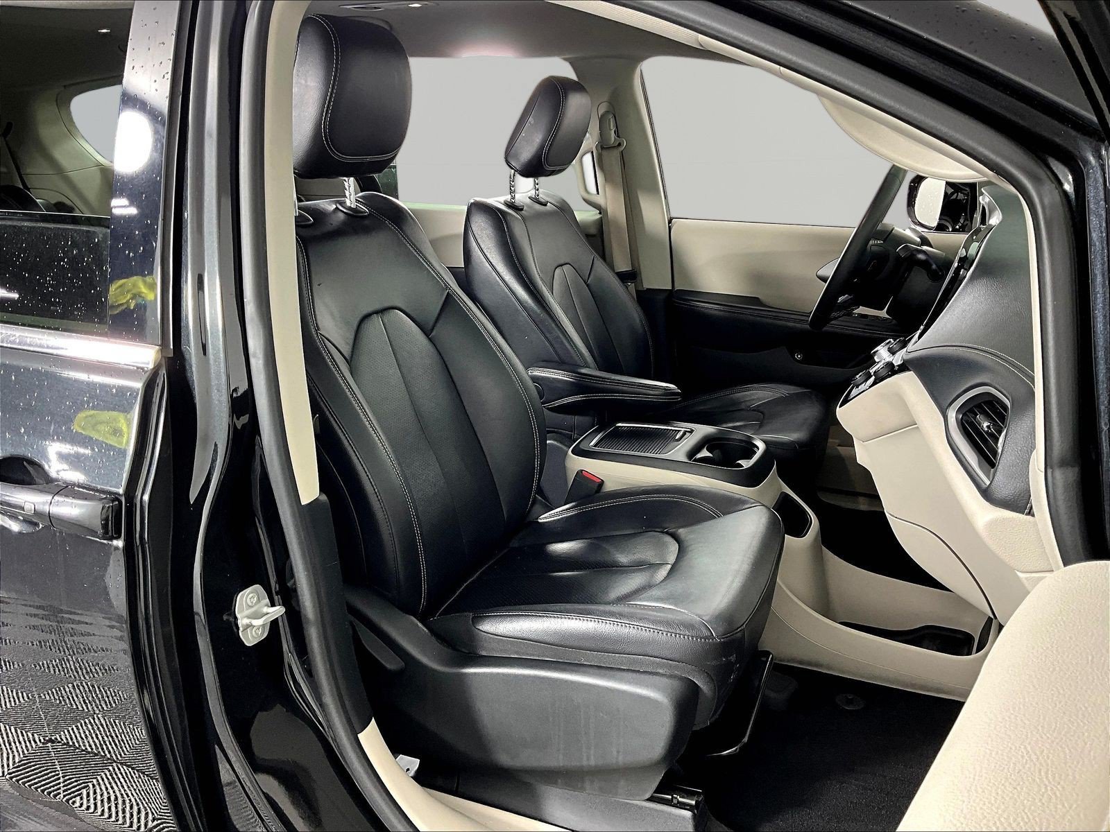 Used 2022 Chrysler Pacifica Touring-L FWD image 26