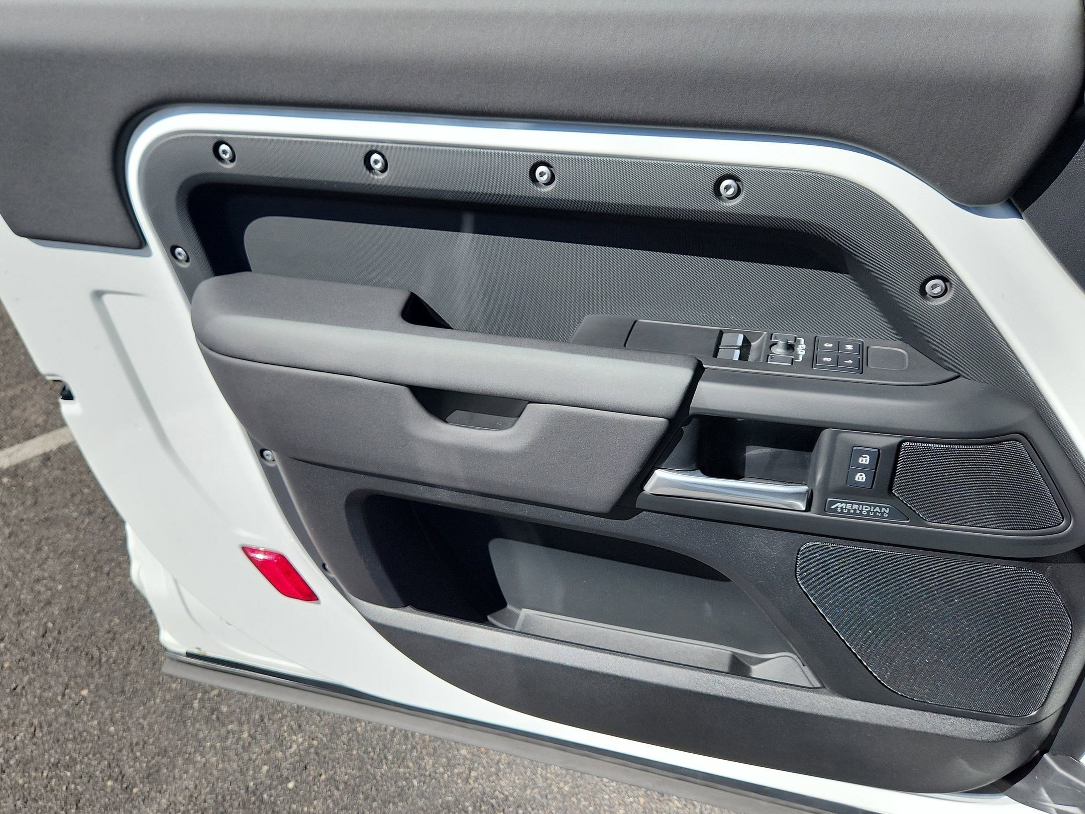 Used 2025 Land Rover Defender 90 X-Dynamic SE image 10