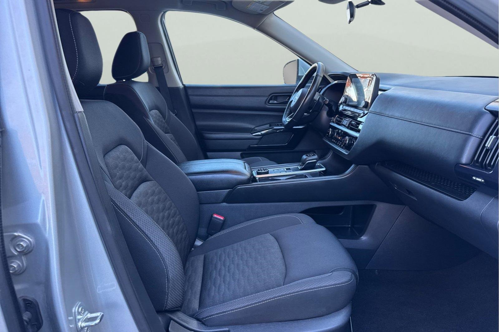 Used 2024 Nissan Pathfinder SV image 21