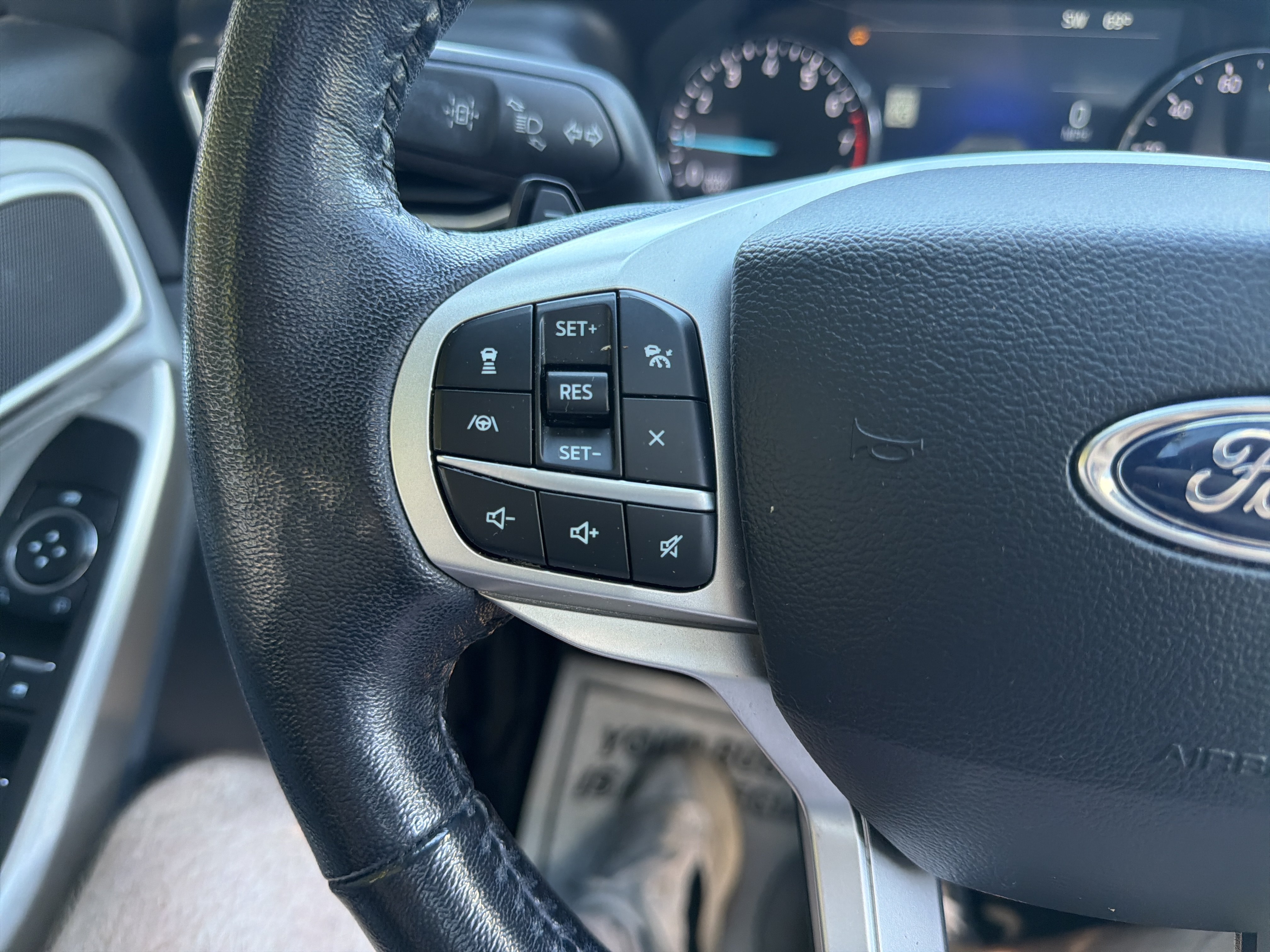 Used 2021 Ford Explorer XLT w/ Equipment Group 202A AWD/4WD image 19