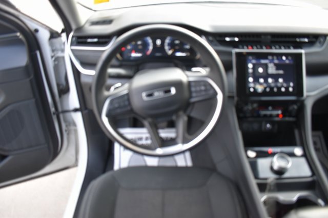 Used 2023 Jeep Grand Cherokee Laredo image 16