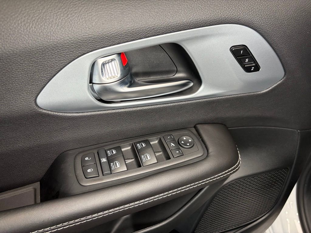 New 2026 Chrysler Pacifica Limited FWD image 17