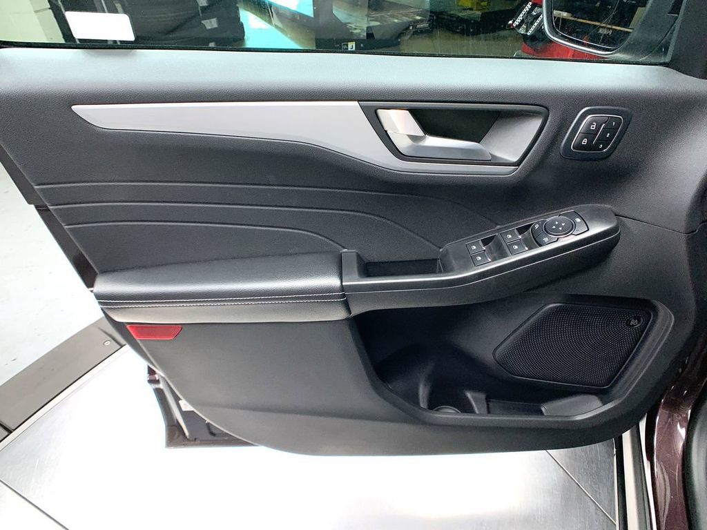 New 2023 Ford Escape SE w/ PHEV Premium Package FWD image 16