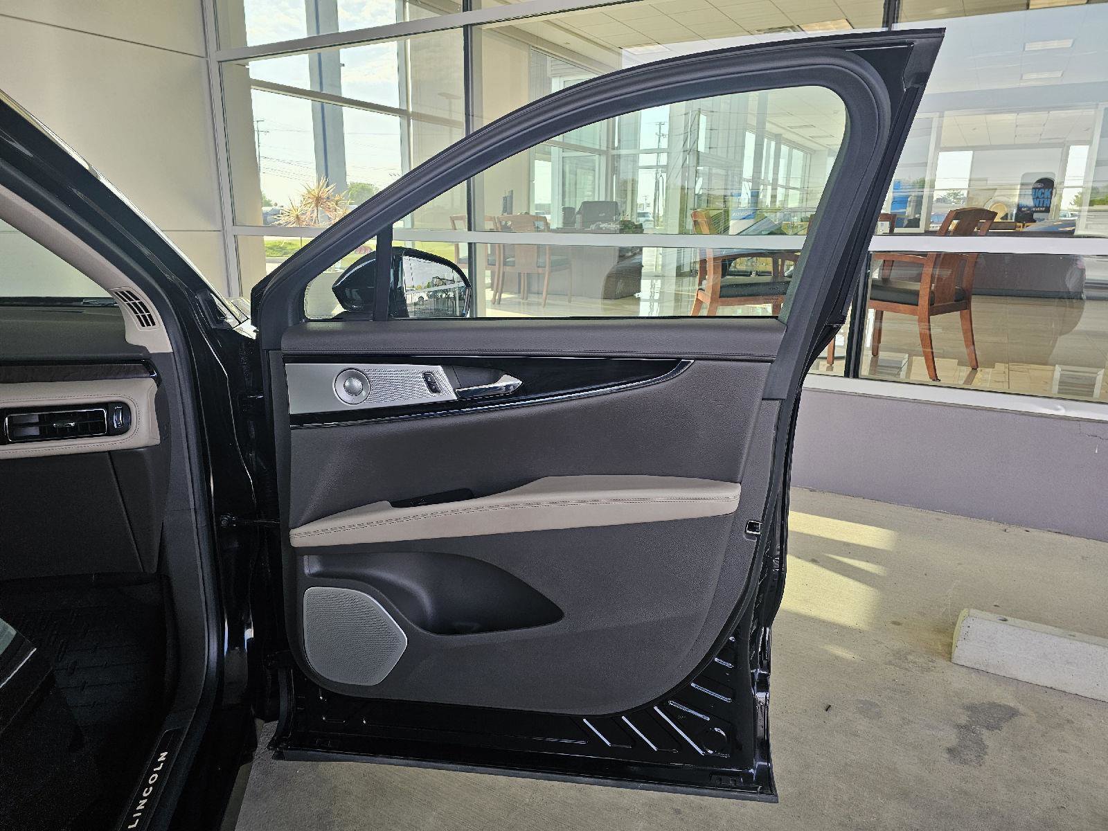 Used 2022 Lincoln Nautilus Reserve w/ Equipment Group 202A AWD/4WD image 11