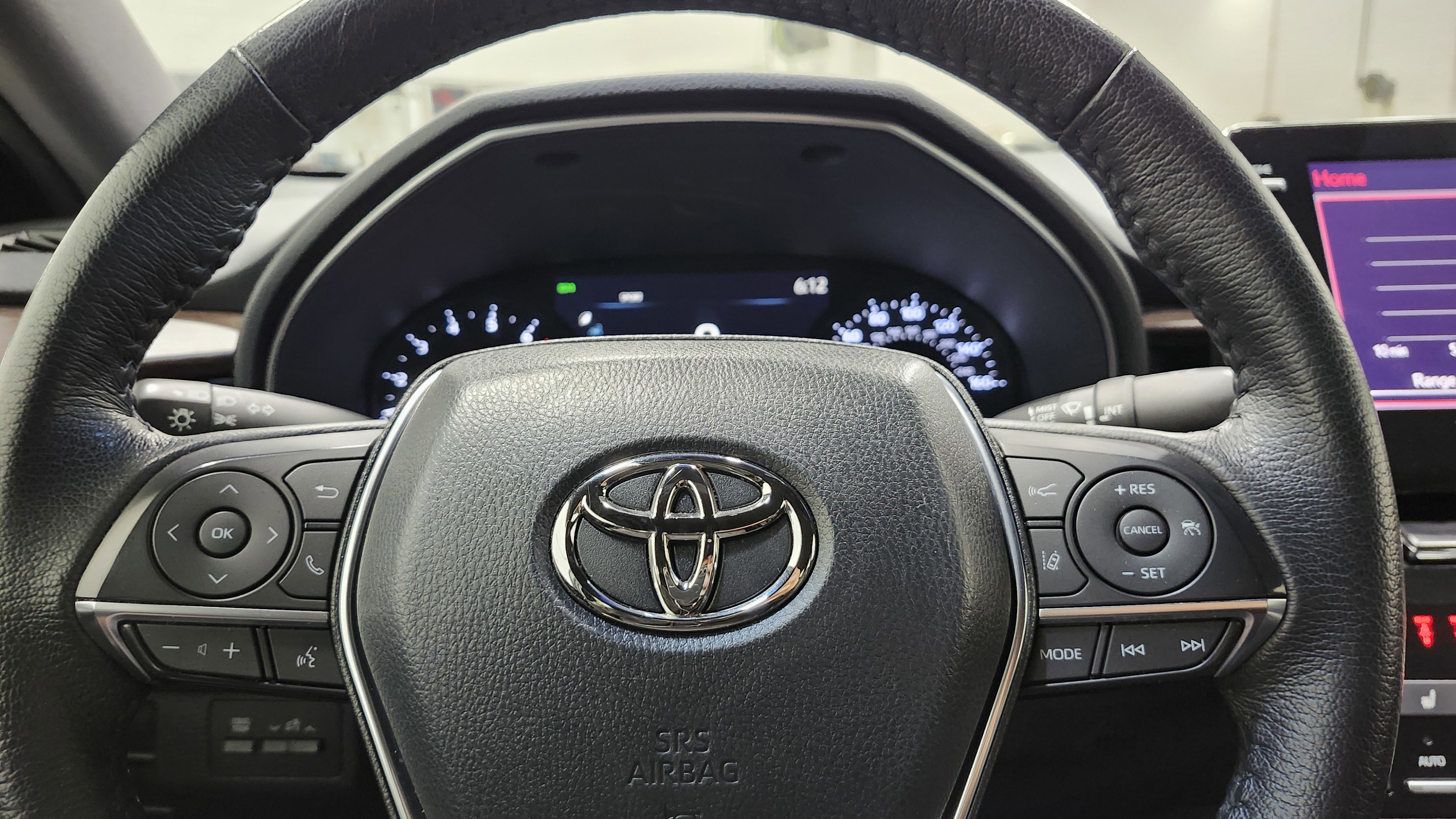 Used 2022 Toyota Avalon XLE image 27