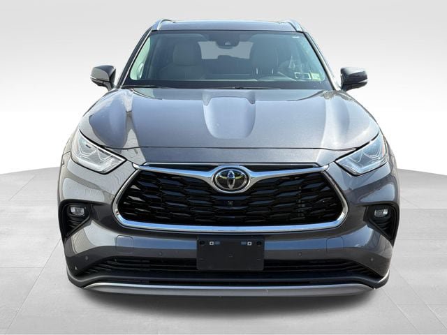 Used 2025 Toyota Highlander Platinum AWD/4WD image 2