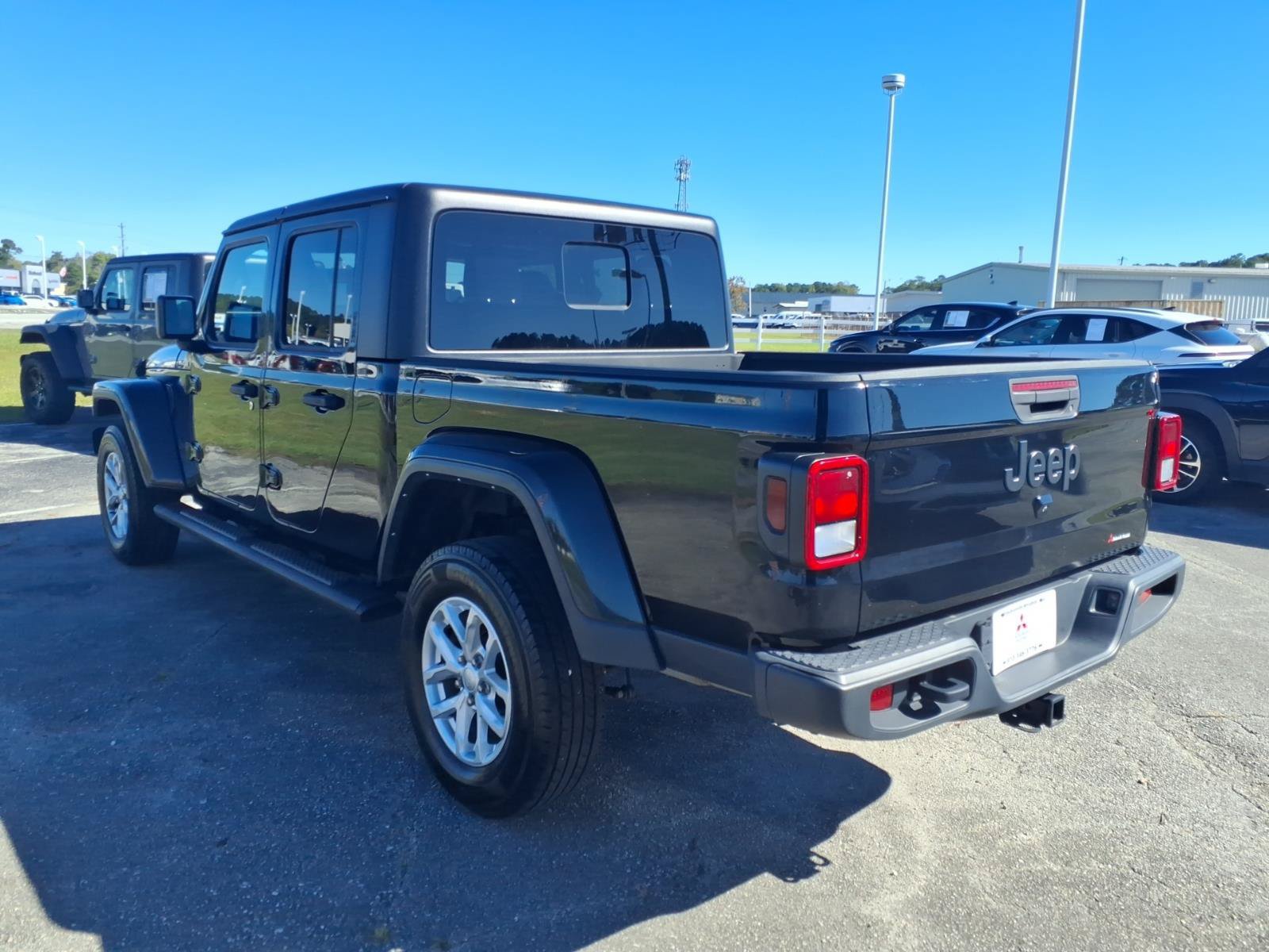 Used 2023 Jeep Gladiator Sport AWD/4WD image 4