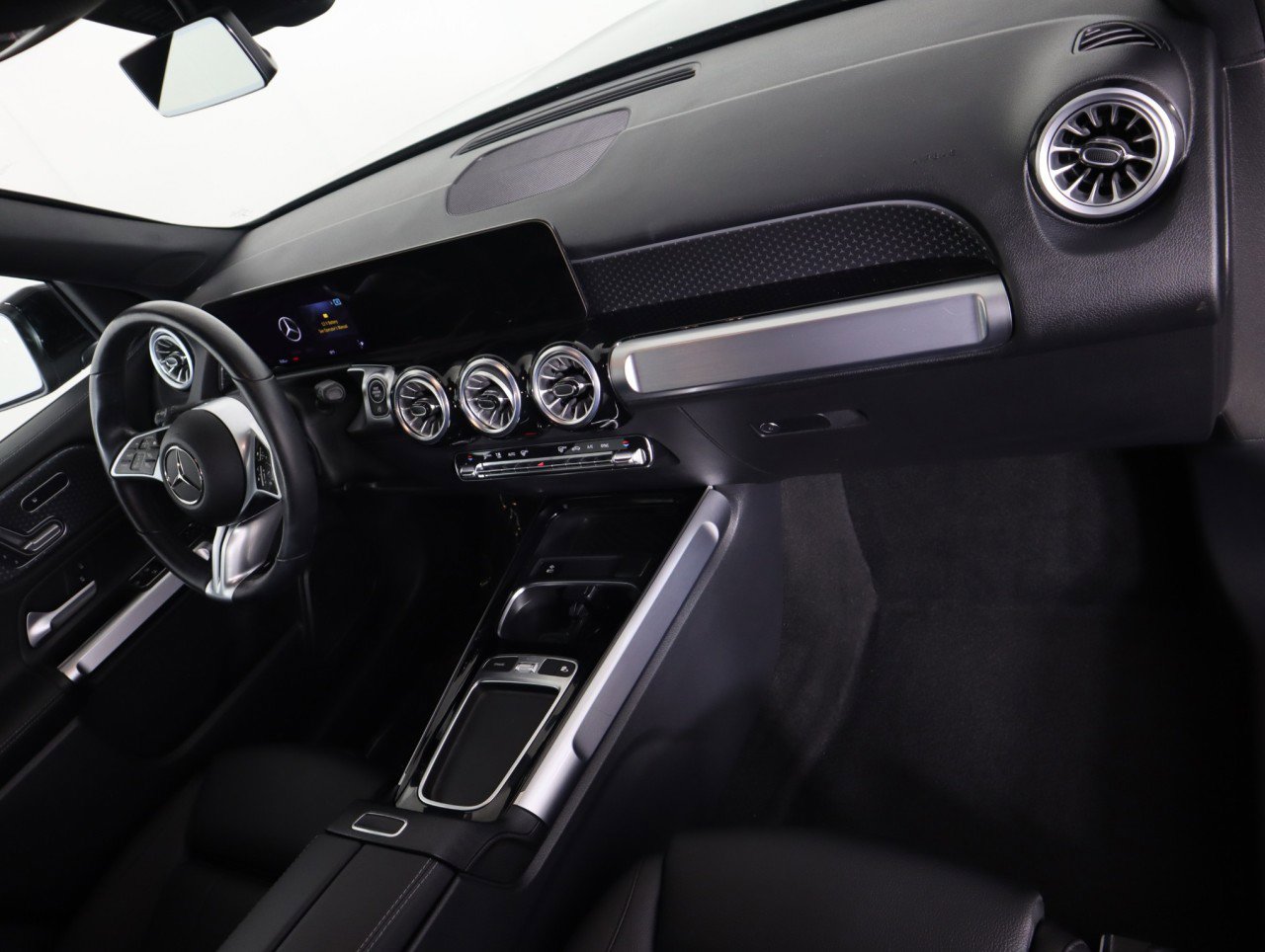 Used 2025 Mercedes-Benz GLB 250 4MATIC image 11