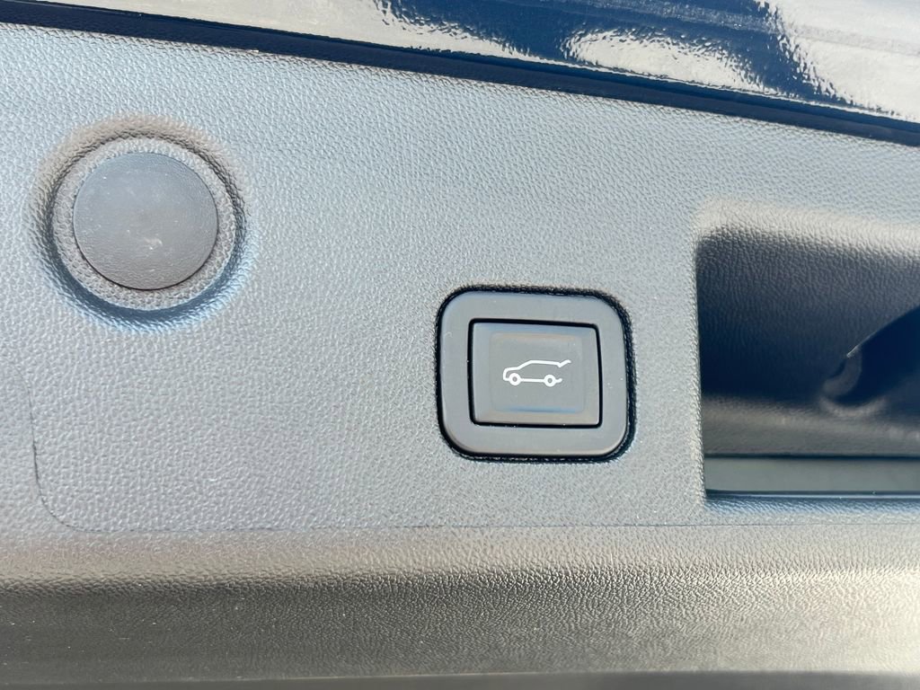 Used 2023 Chevrolet Equinox Premier AWD/4WD image 16