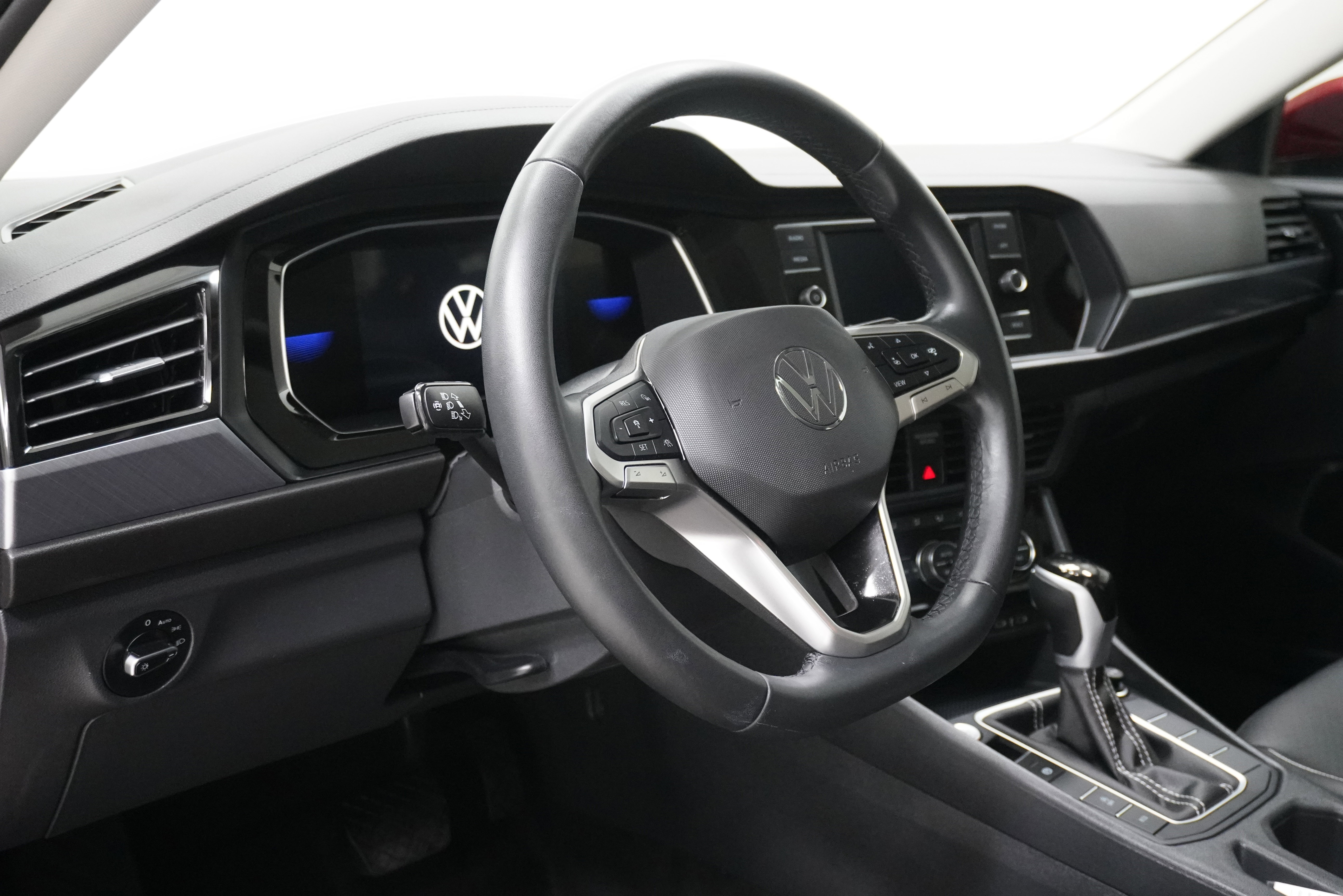 Used 2024 Volkswagen Jetta SE image 9