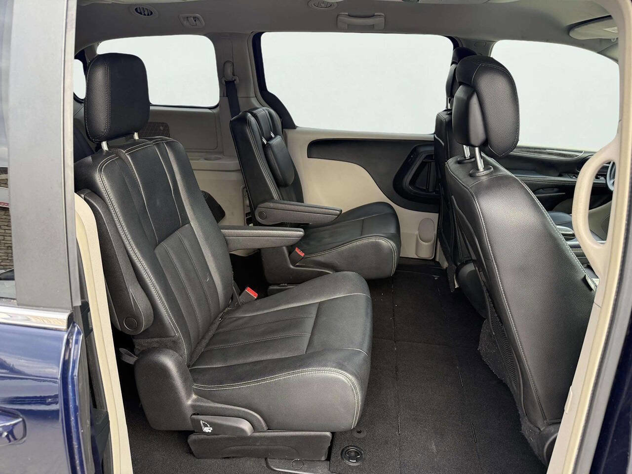 Used 2016 Chrysler Town & Country Touring image 14