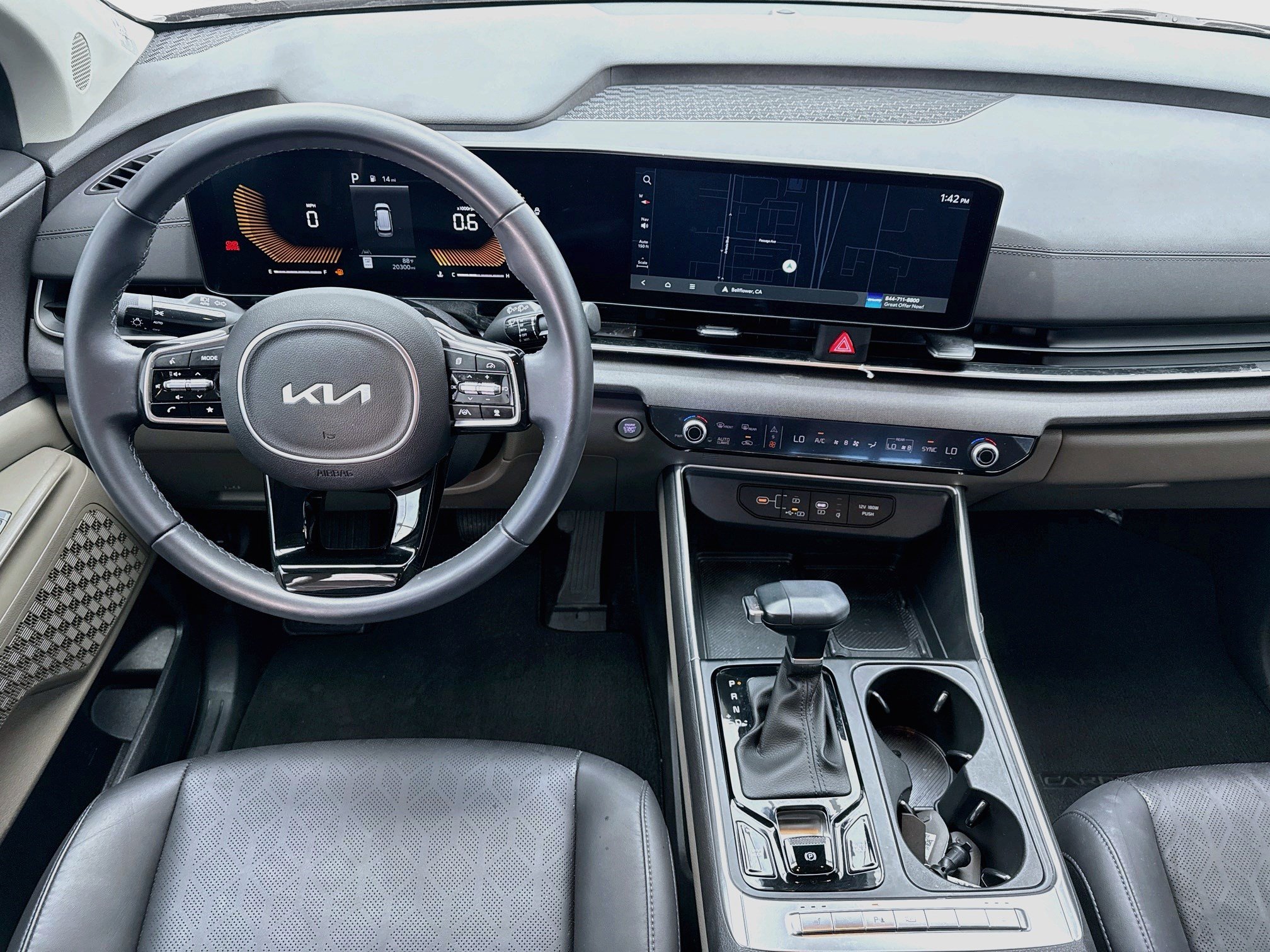 Used 2025 Kia Carnival EX FWD image 14