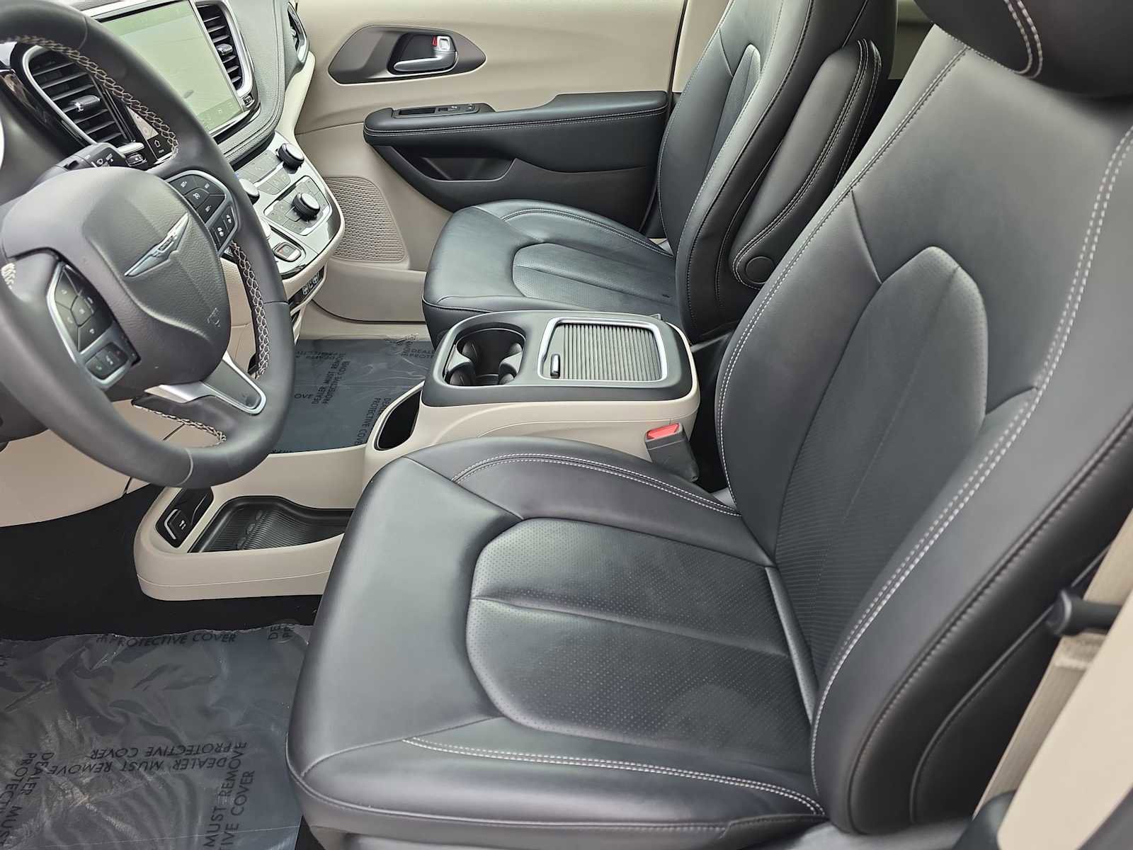 Used 2024 Chrysler Pacifica Select image 15