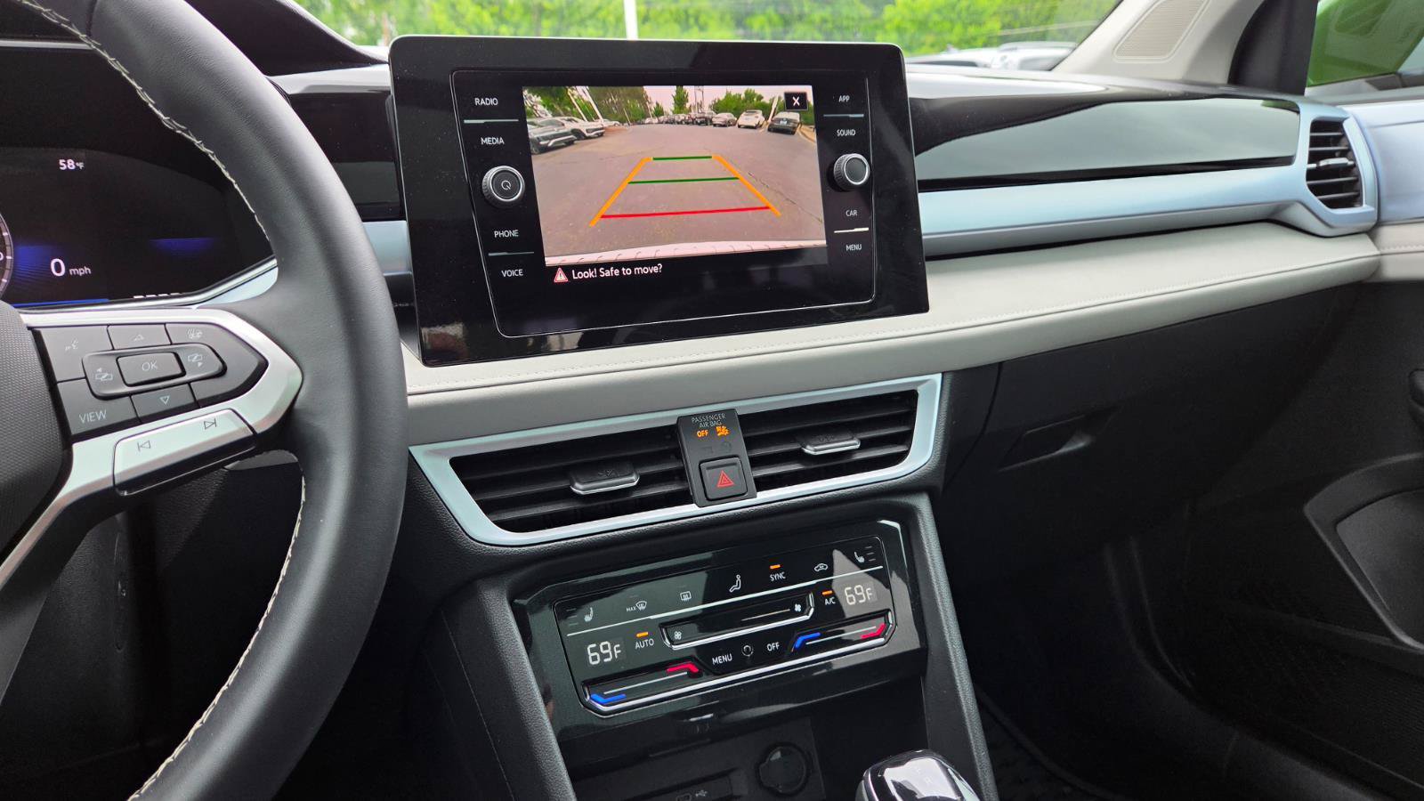 Certified 2025 Volkswagen Taos SE w/ Panoramic Sunroof Package FWD image 28