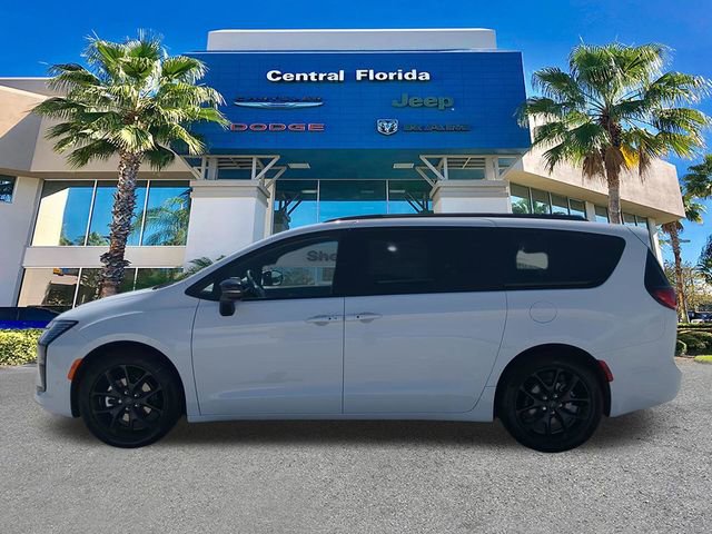 New 2027 Chrysler Pacifica Limited FWD image 8