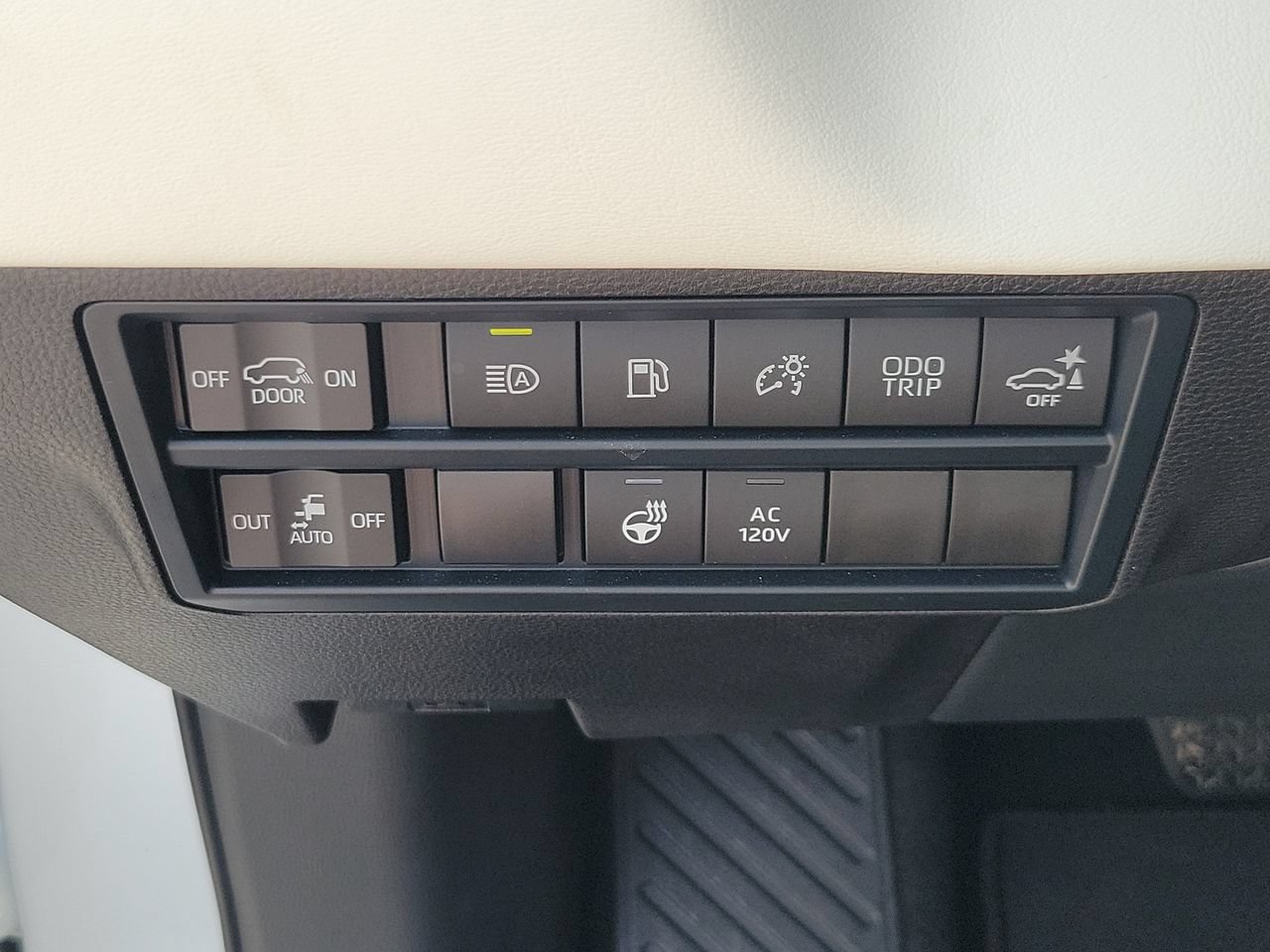 Used 2025 Toyota Sequoia Capstone AWD/4WD image 30