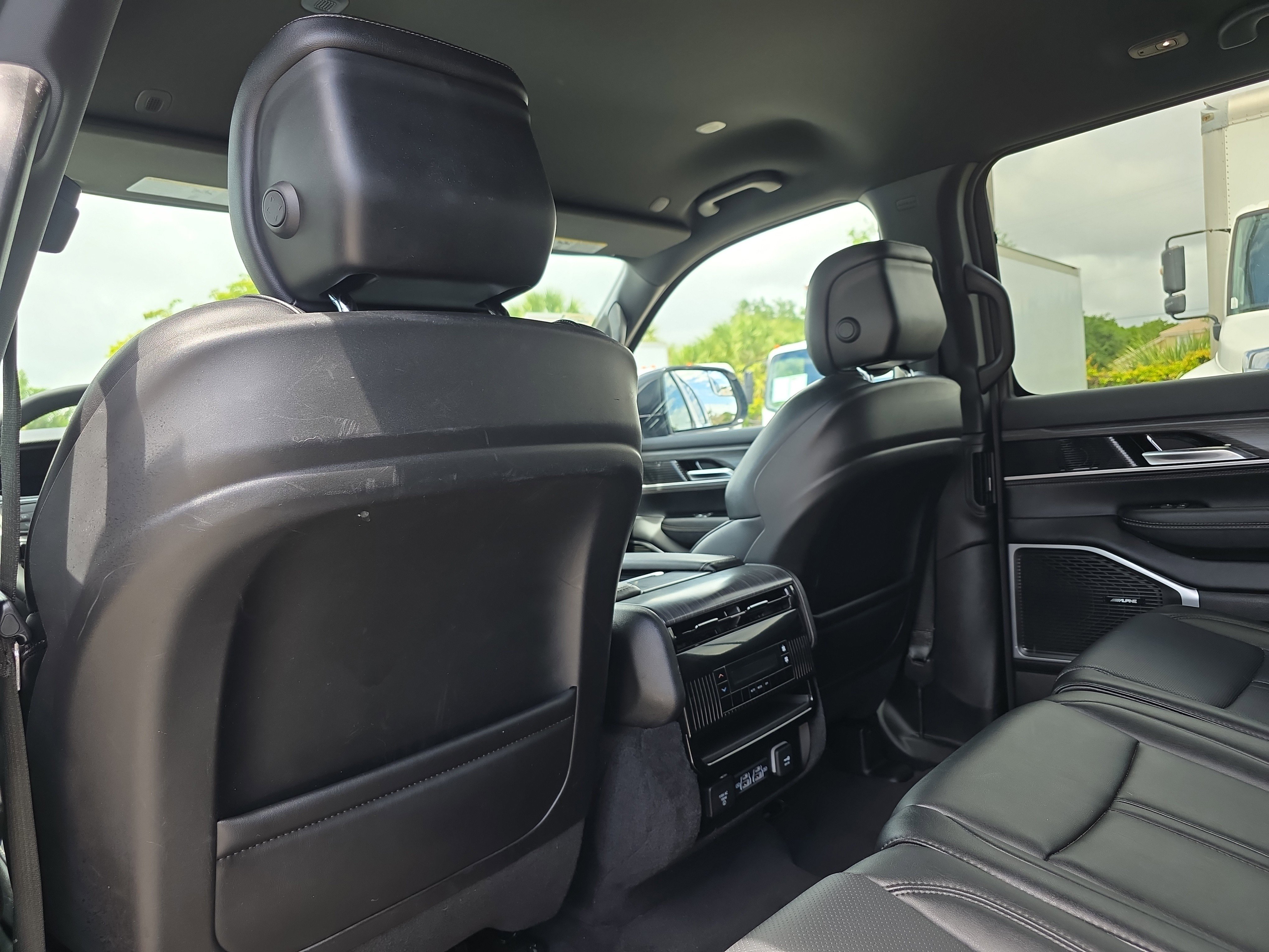 Used 2024 Jeep Wagoneer L Series II w/ Flexible Seating Group AWD/4WD image 18