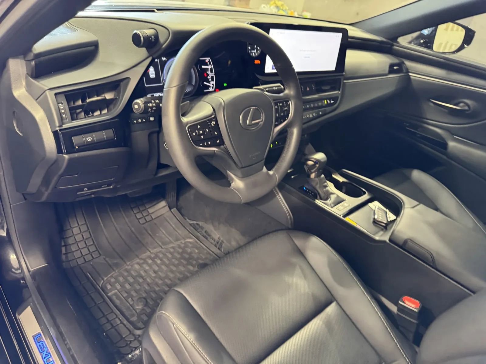 Used 2024 Lexus ES 300h w/ Premium Package image 9