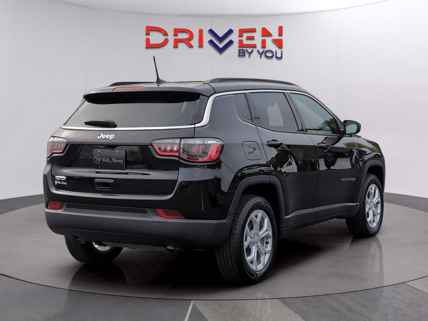 Used 2024 Jeep Compass Latitude AWD/4WD image 5