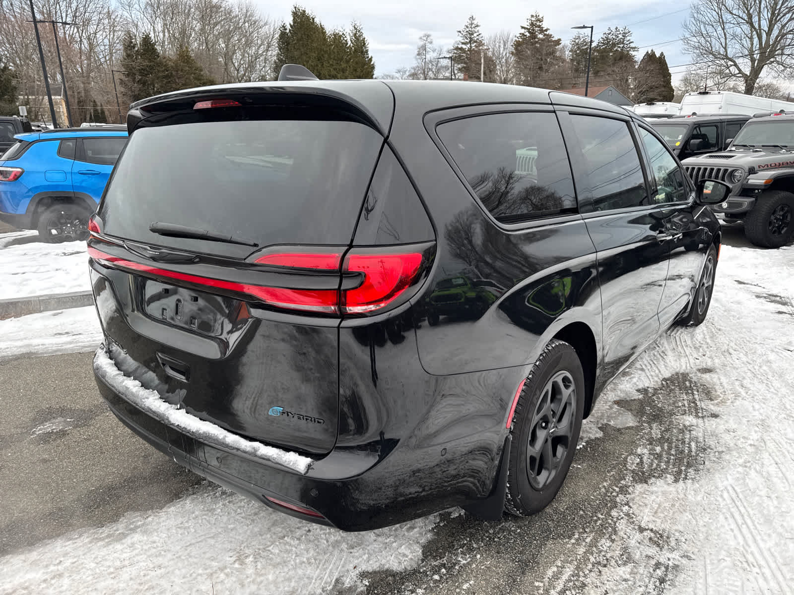 Used 2023 Chrysler Pacifica Limited w/ Uconnect Theater Family Group image 6