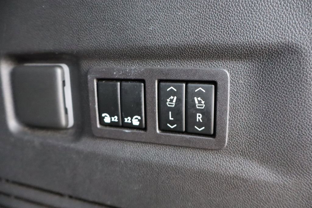 Used 2023 Chevrolet Suburban Premier image 43