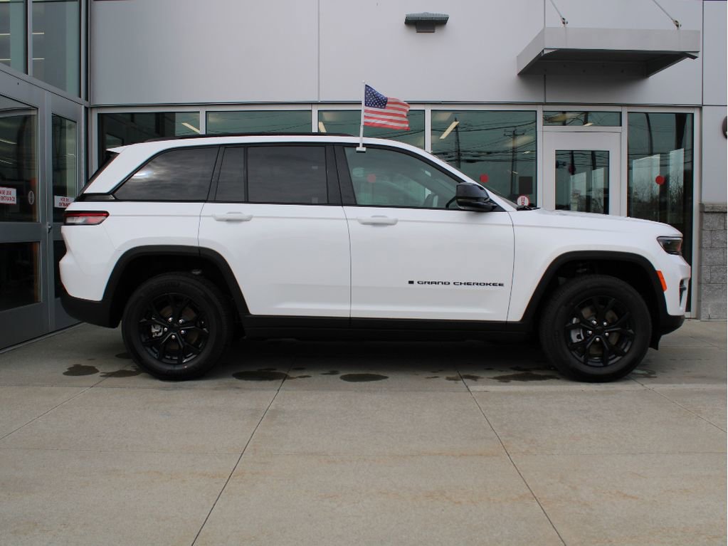 New 2025 Jeep Grand Cherokee Altitude image 4