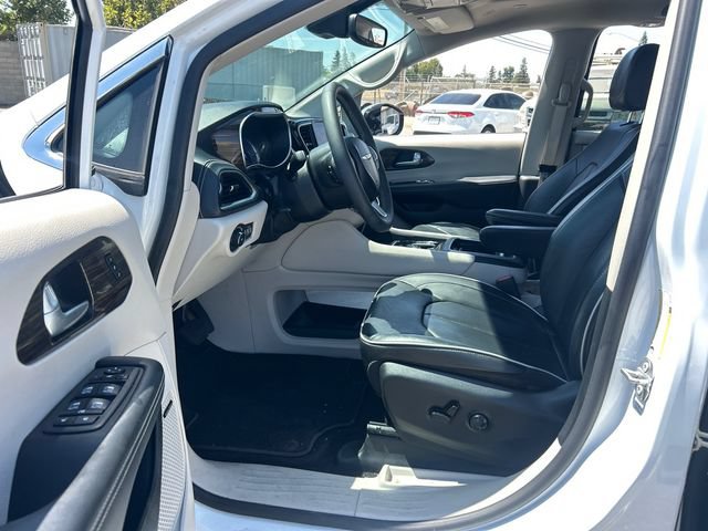 Used 2023 Chrysler Pacifica Limited w/ Uconnect Theater Family Group FWD image 11