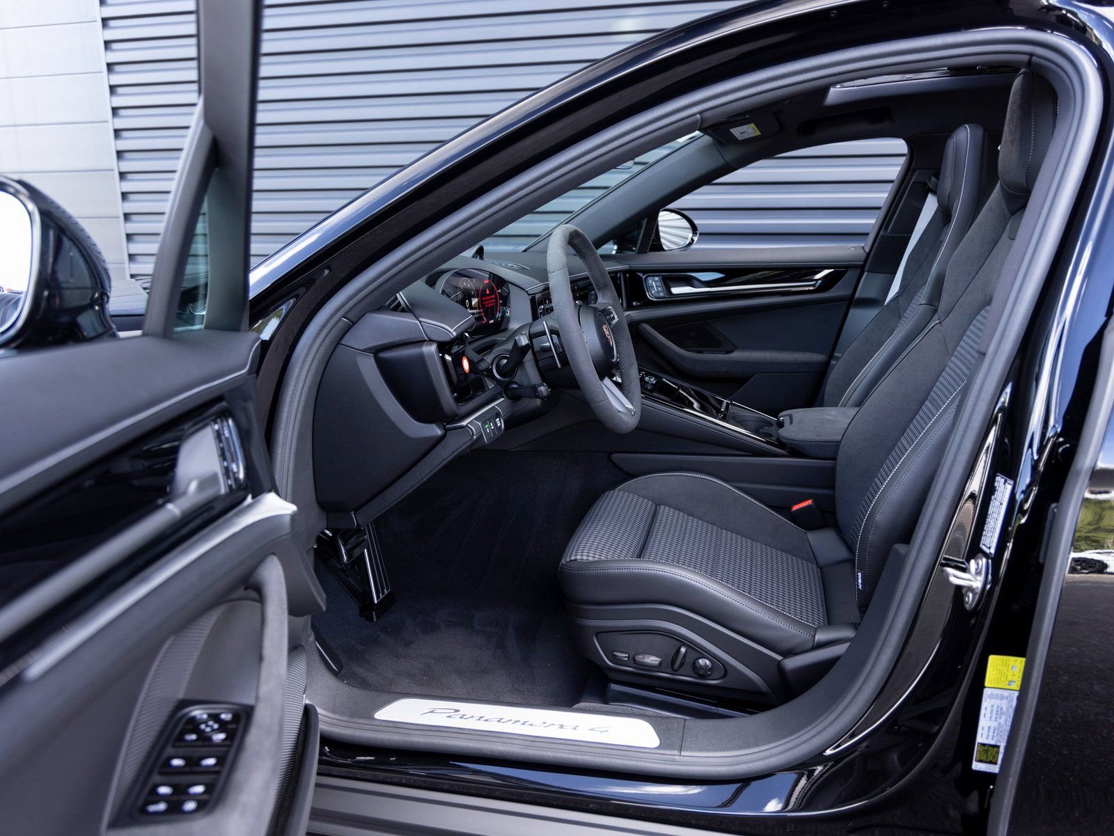 Used 2025 Porsche Panamera 4 image 24