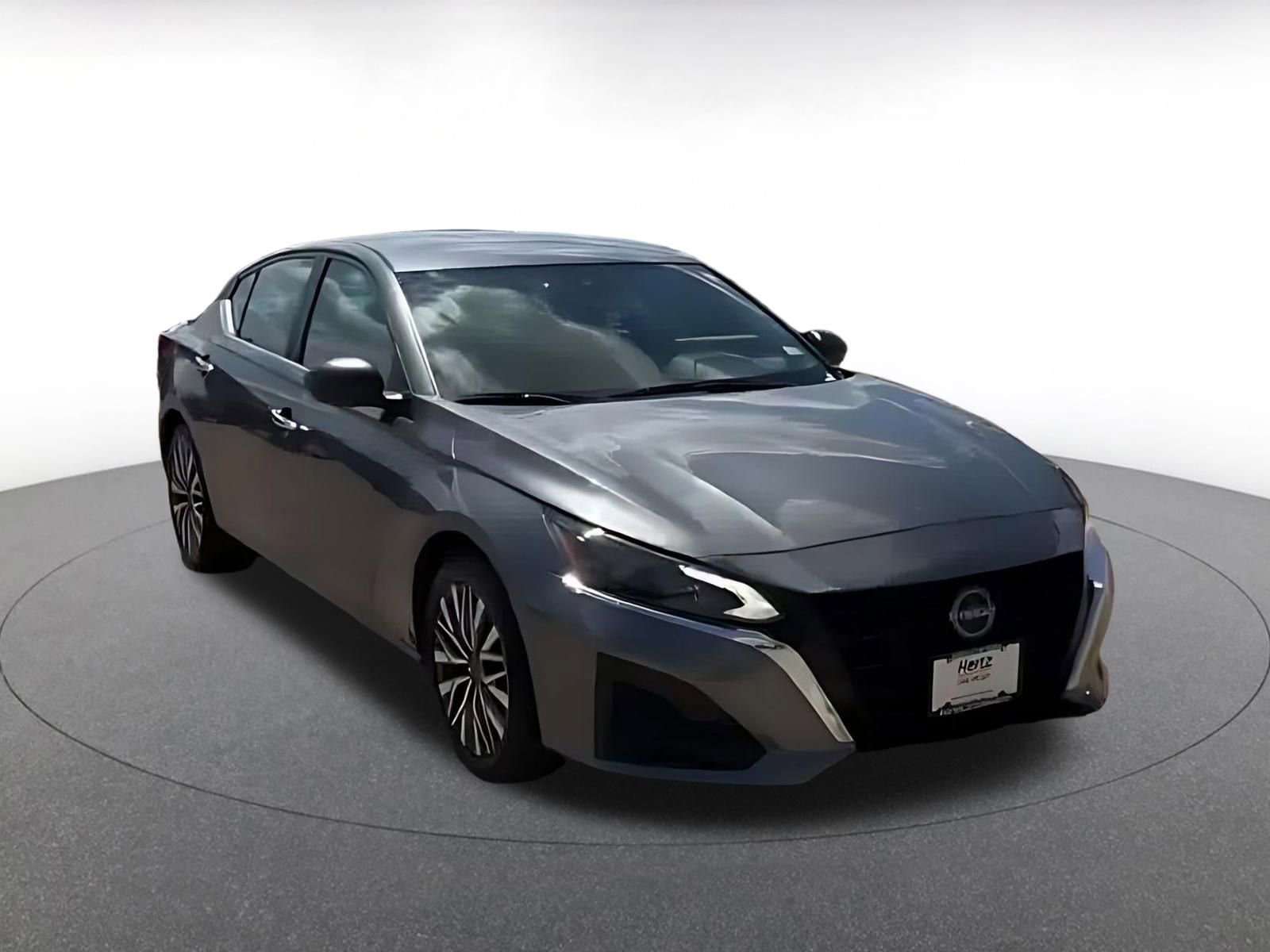 Used 2025 Nissan Altima 2.5 SV FWD image 2