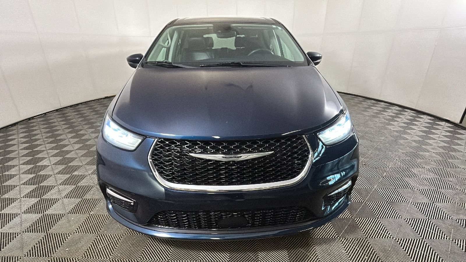 Used 2023 Chrysler Pacifica Touring-L FWD image 8
