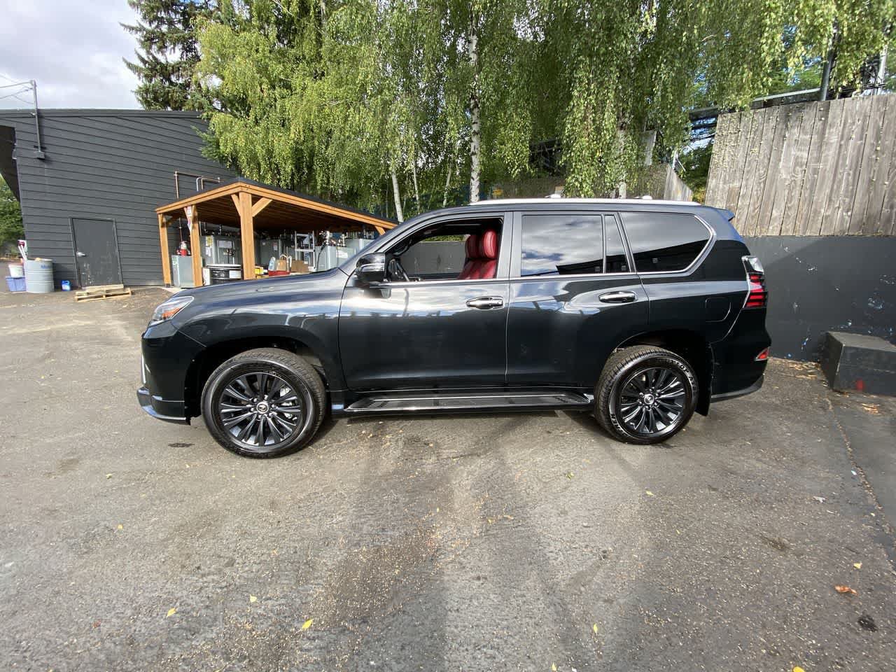 Used 2023 Lexus GX 460 Luxury w/ Sport Design Package AWD/4WD image 3