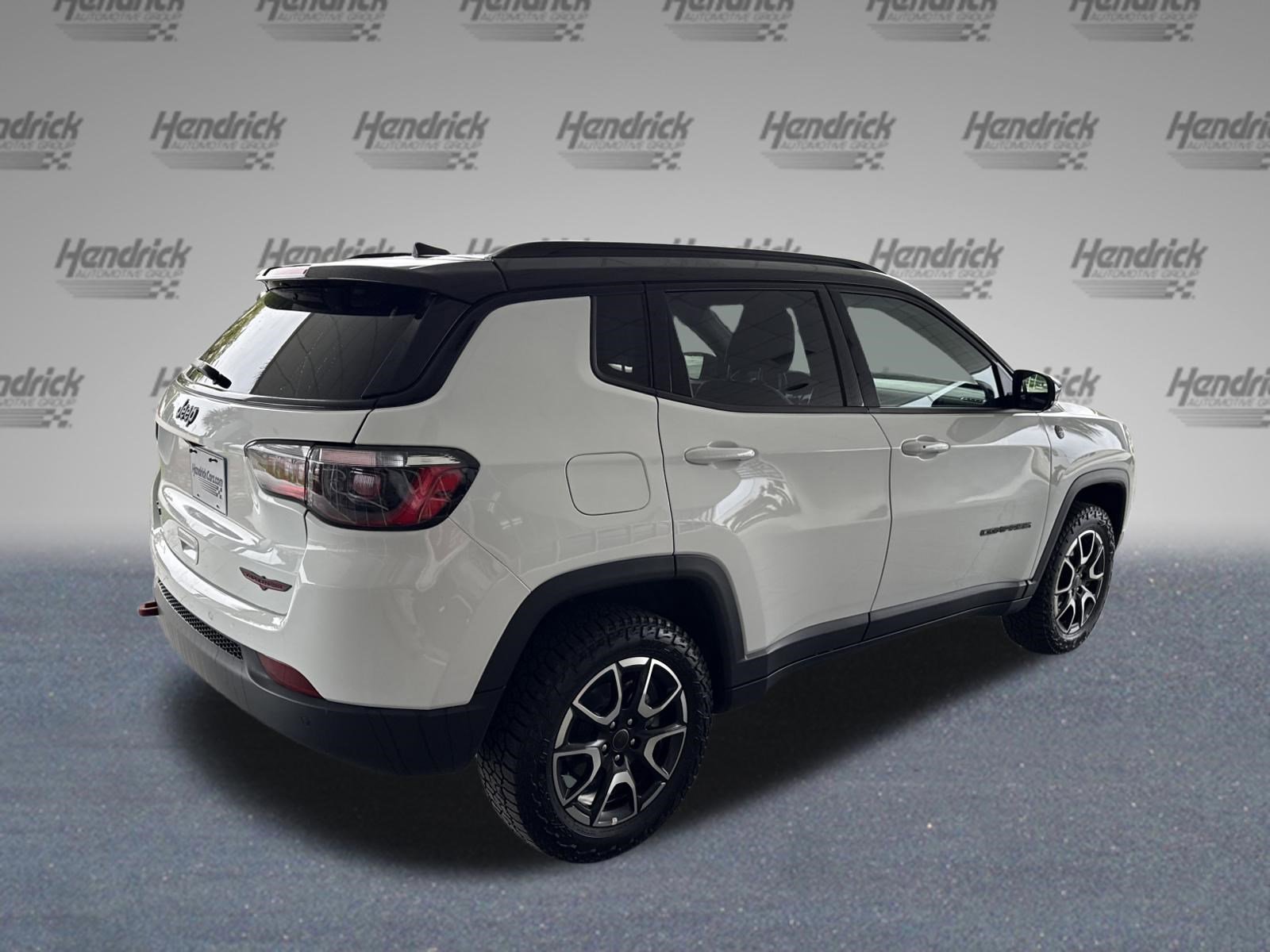 Used 2025 Jeep Compass Trailhawk image 9