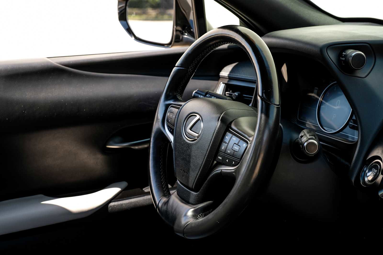 Used 2019 Lexus UX 200 image 17