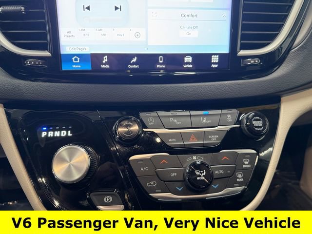 Used 2024 Chrysler Pacifica Touring-L image 7