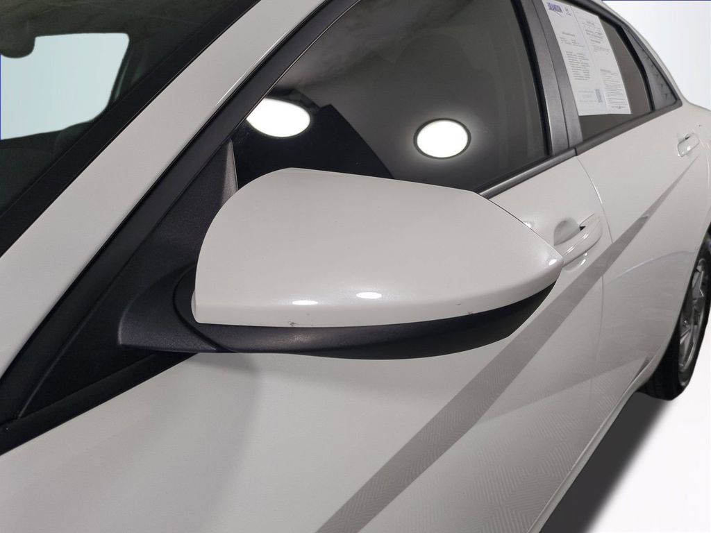 Used 2025 Hyundai Elantra SE FWD image 12