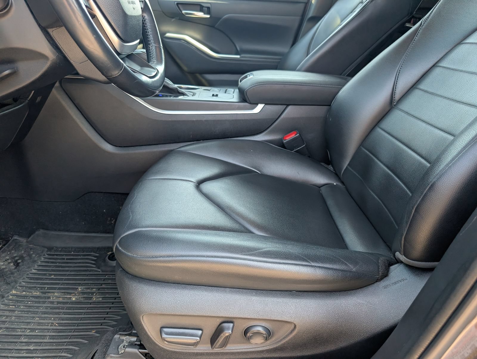 Used 2022 Toyota Highlander XLE FWD image 6